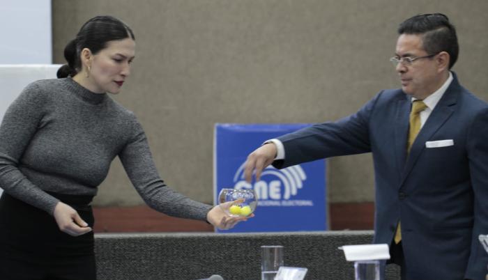 Sorteo manual de la ubicación de los candidados en el debate