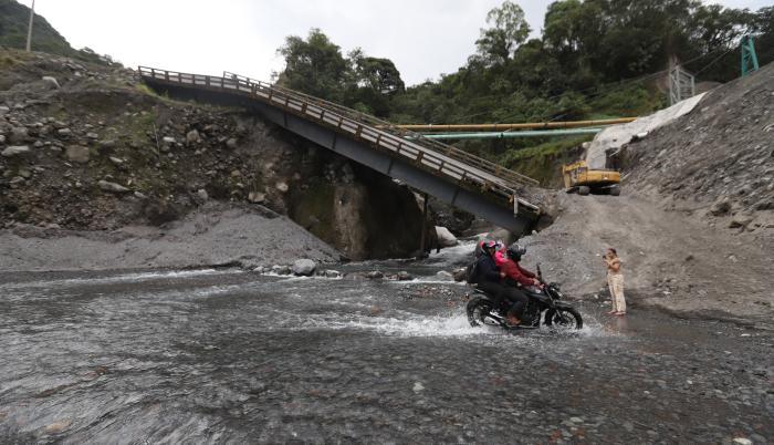 Caida del puente sobre el río Marker