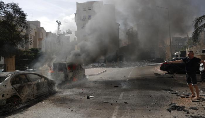 Daños causados por los cohetes lanzados desde la Franja de Gaza hacia Israel este sábado por la rama militar de Hamas en la localidad israelí de Ashkelon.