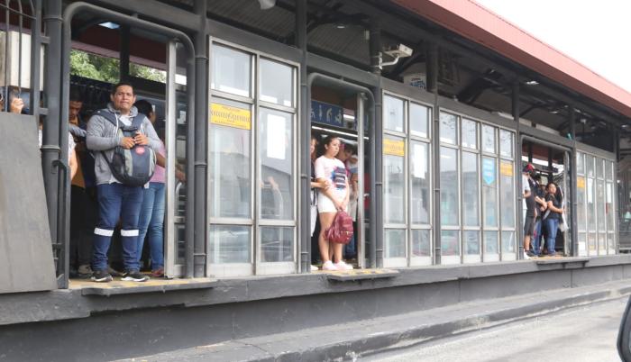 Ciudanos esperan la Metrovía para poder ir a votar.