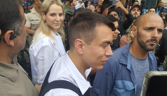 Daniel Noboa ejerció su derecho al voto en Olón