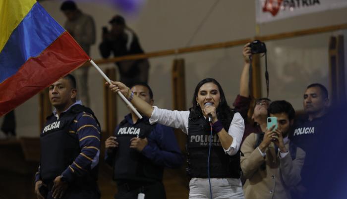 La vicepresidenta electa Verónica Abad, celebra con simpatizantes del candidato a la presidencia Daniel Noboa