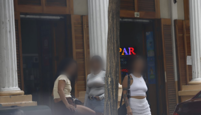 Pese a controles, las trabajadoras sexuales siguen en el sitio.