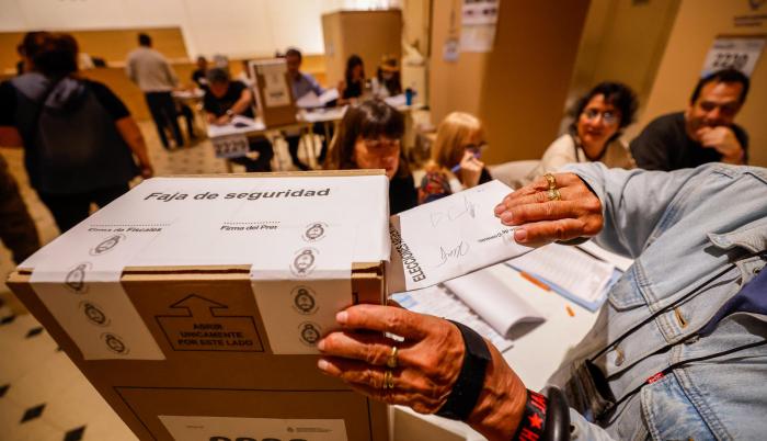Ciudadanos argentinos fueron registrados este domingo, 22 de octubre, al votar en las elecciones generales de su país, en Buenos Aires (Argentina).