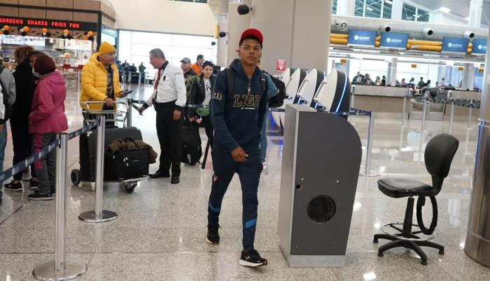 Salida de los jugadores de Liga Deportiva Universitaria de Quito desde el Aeropuerto Mariscal Sucre