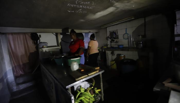 Un restaurante situado en el barrio Garay, en Guayaquil, a oscuras debido a los apagones.