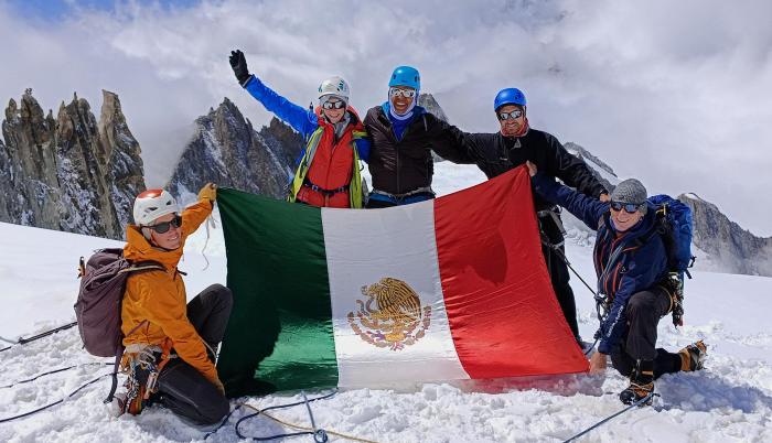 SUPERVIVIENTES-CIMA-MONTAÑA