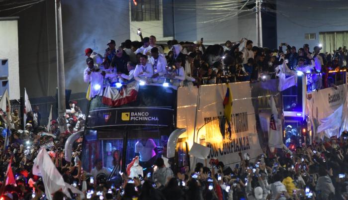 Liga de Quito Los campeones recibieron el cari o de sus hinchas