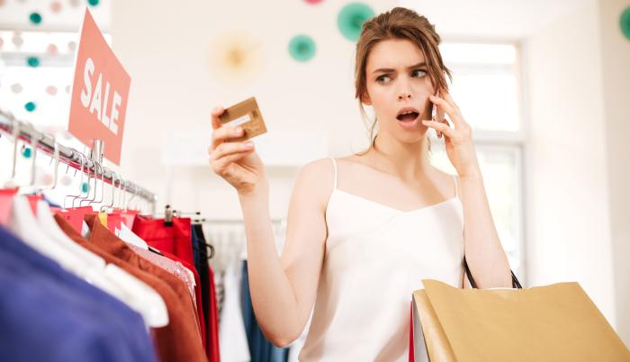 chica pensativa comprando