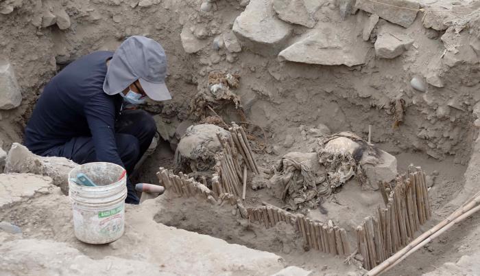 Descubiertas cinco momias milenarias en una pirámide en el centro de Lima