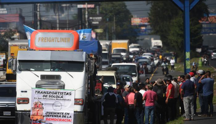 Guatemaltecos protestan en caravana ante intentos por revertir el