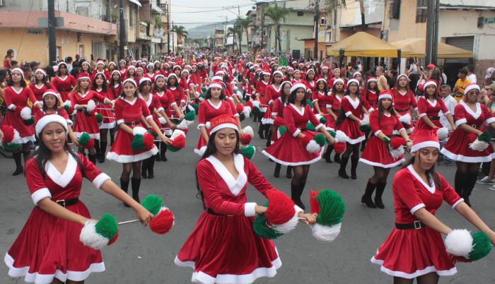 Estudiantes Tiñeron De Rojo Las Calles Del Barrio Garay En Desfile Navideño