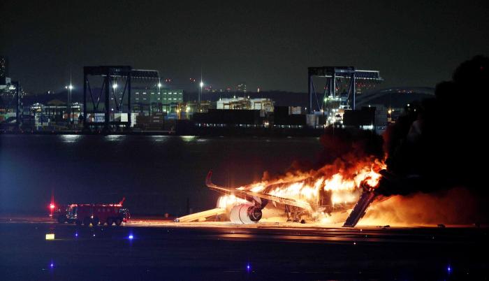 Japón Se incendia un avión en la pista del aeropuerto de Haneda en Tokio
