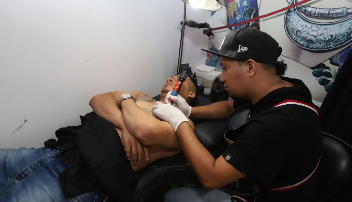 Seguridad en agujas para tatuadores: nuevo estudio demoledor