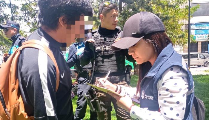 Funcionarios de la AMC sancionaron a las personas que bebían licor en el espacio público de Quito.