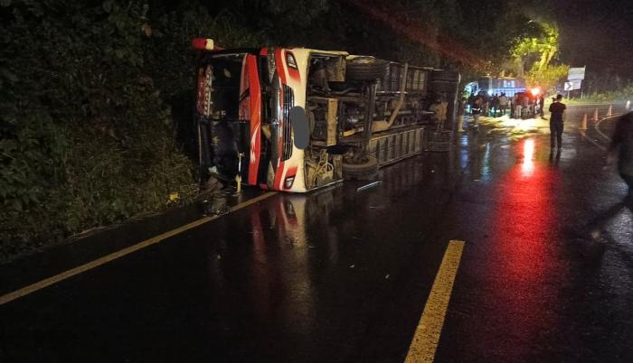 Choque de bus interprovincial deja un fallecido y heridos en El Chaco