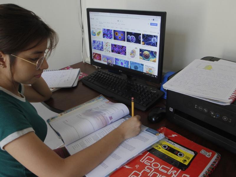 Coronavirus Los Alumnos Inician Clases En Casa Frente A Un Computador