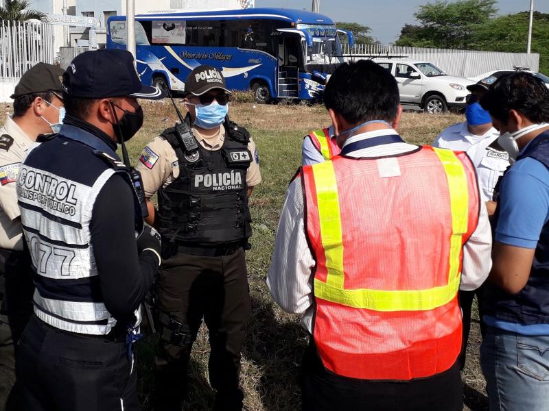 Coronavirus Un Bus Es Retenido Por Ir Repleto De Pasajeros En Daule