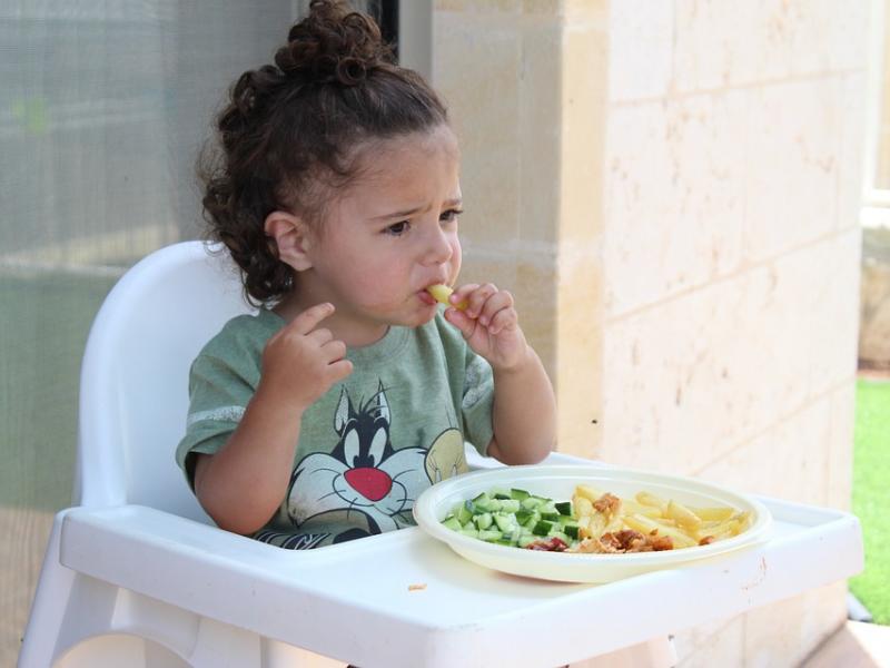 A qué edad los niños comen solos con cubiertos