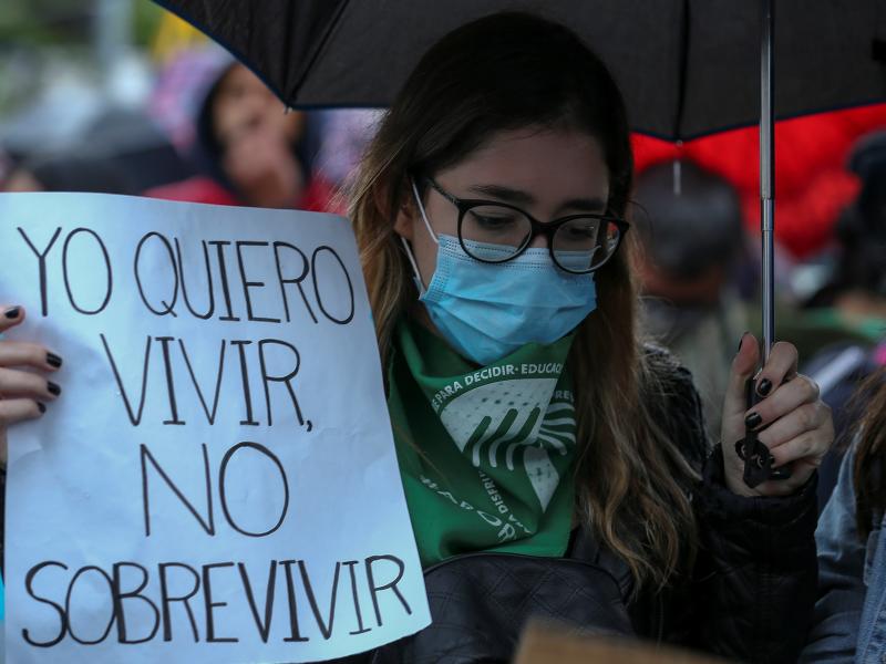 8M: Ni la lluvia frenó ímpetu de la marcha contra el patriarcado y el femicidio Ecuador