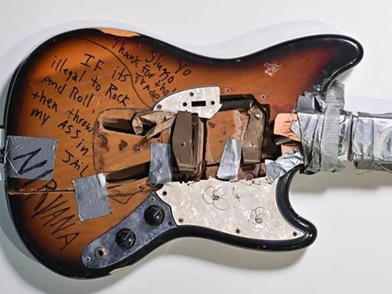 Pagan casi 500 mil dólares por guitarra parchada Kurt Cobain