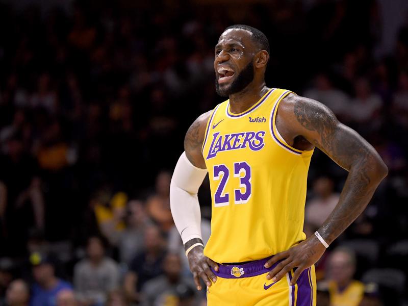 LeBron James luce un traje de Louis Vuitton de 28.000 dólares en