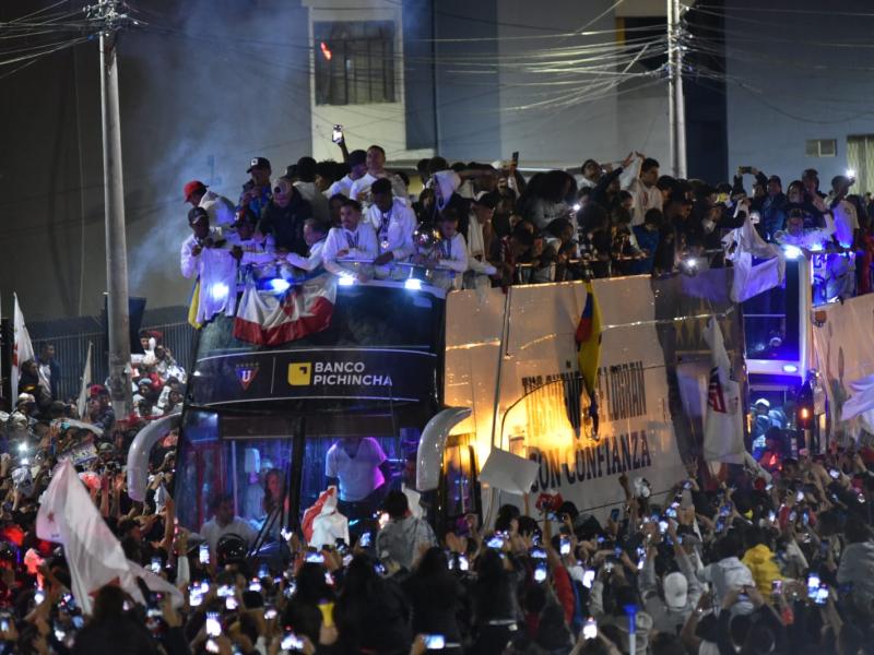 Liga de Quito Los campeones recibieron el cari o de sus hinchas