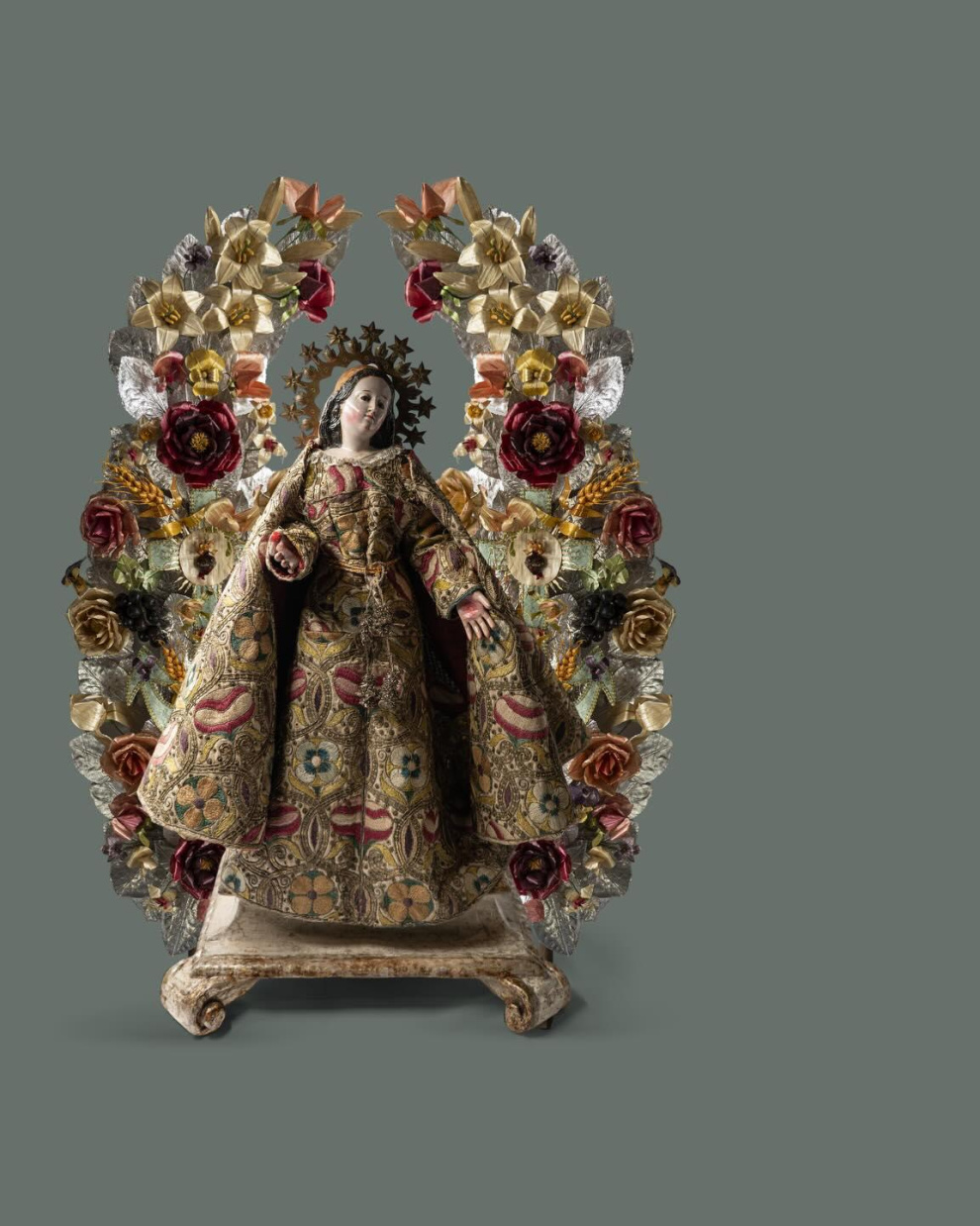 Ornamentos litúrgicos de las hermanas del Monasterio de Santa Clara son parte de la muestra. La virgen en la foto data del siglo dieciocho.