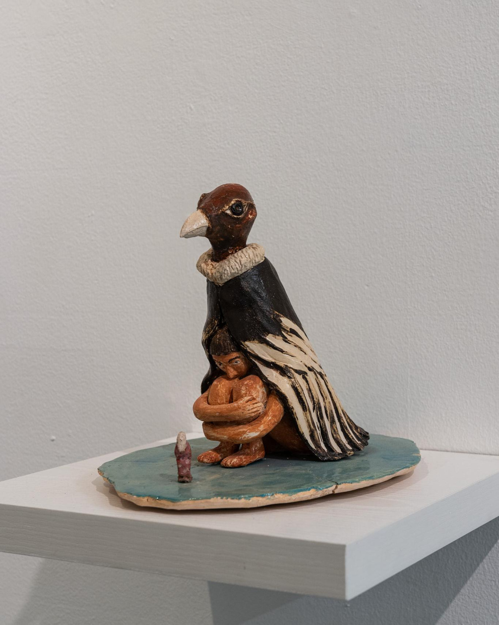 A través de la escultura, el artista entra en diálogo con los ritmos, residuos y fluctuaciones del Machángara.
