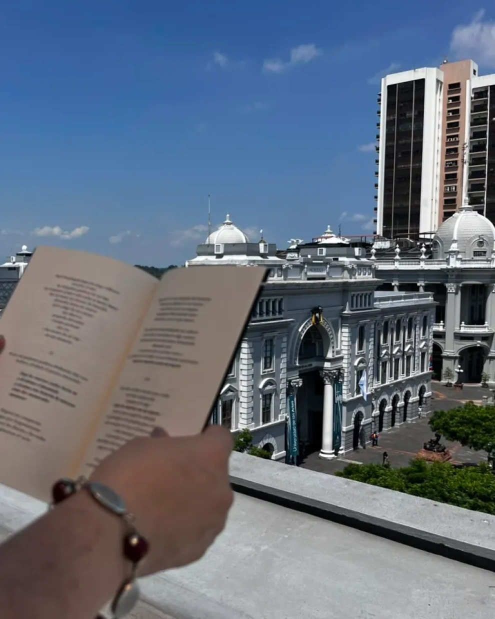 La ciudad 'atraviesa' a los autores de poemas; imprimen con arte lo que sienten de la misma, y como interviene en la cotidianidad. Guayaquil se encuentra en la poesía.