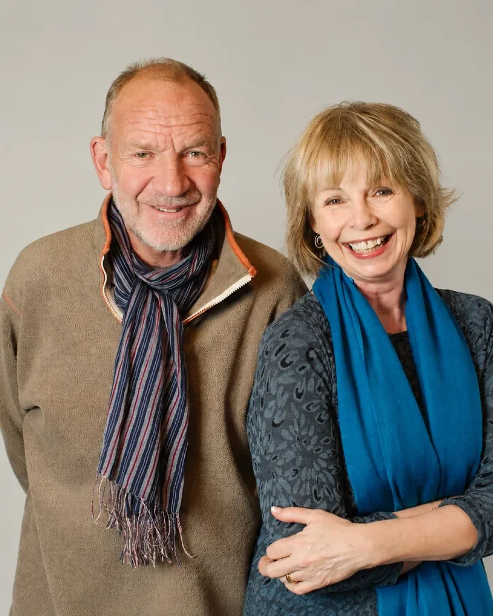 Los actores Tom Chadbon y Lalla Ward en 2013, reunidos para grabar el audiodrama de Doctor Who "The Paradox Planet" con Big Finish Productions.