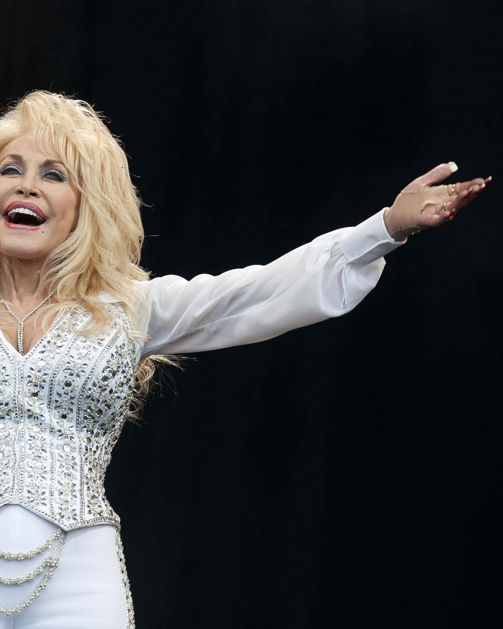 GLASTONBURY (United Kingdom), 25/08/2026.- (FILE) - US singer Dolly Parton performs at the Pyramid Stage of the Glastonbury Festival of Contemporary Performing Arts 2014 at Worthy Farm, near Pilton, Somerset, Britain, 29 June 2014 (reissued 25 August 2026). US country music legend Dolly Parton died at the age of 80, her family announced on social media on 25 August 2026. (Reino Unido) EFE/EPA/WILL OLIVER