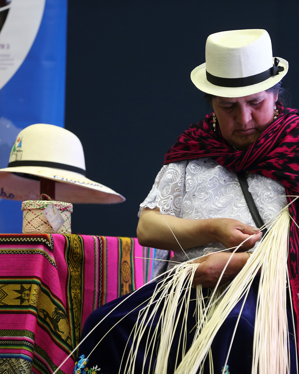 Una artesana trabaja en la elaboración de un sombrero de paja toquilla en Quito, en una fotografía de archivo.