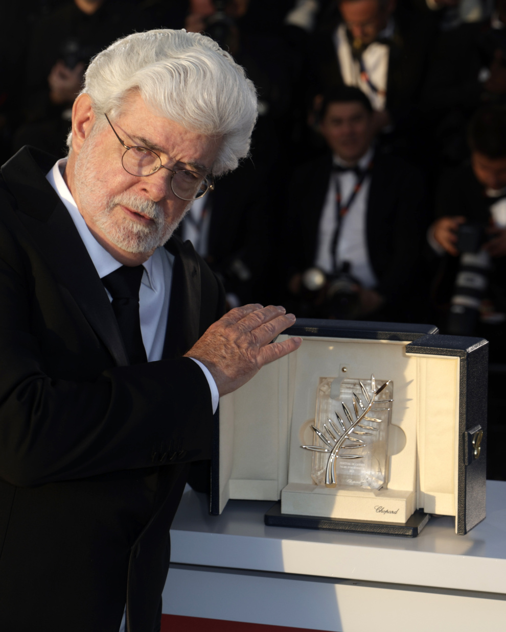 George Lucas posa con su Palma de Oro Honorífica.