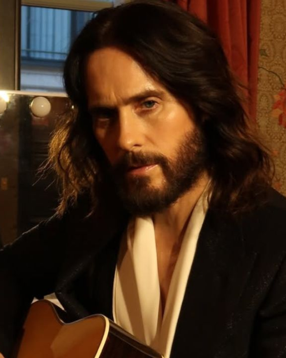 Jared Leto durante una sesión de fotos para su carrusel de Instagram en el marco de la Semana de la Moda de París (Paris Fashion Week).