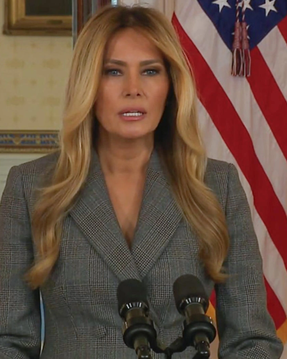 Melania Trump ofrece una declaración desde la Casa Blanca en Washington.