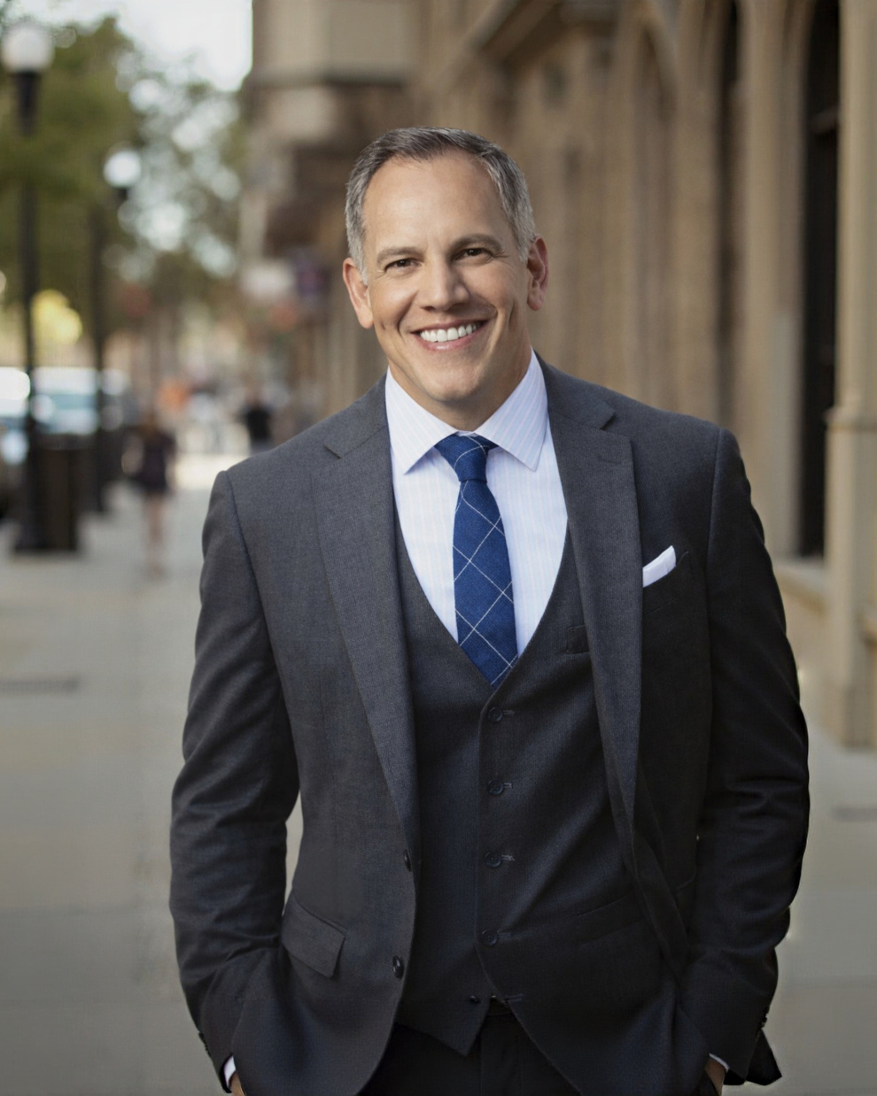 La inteligencia artificial mejora sus looks sin romper la sobriedad institucional.