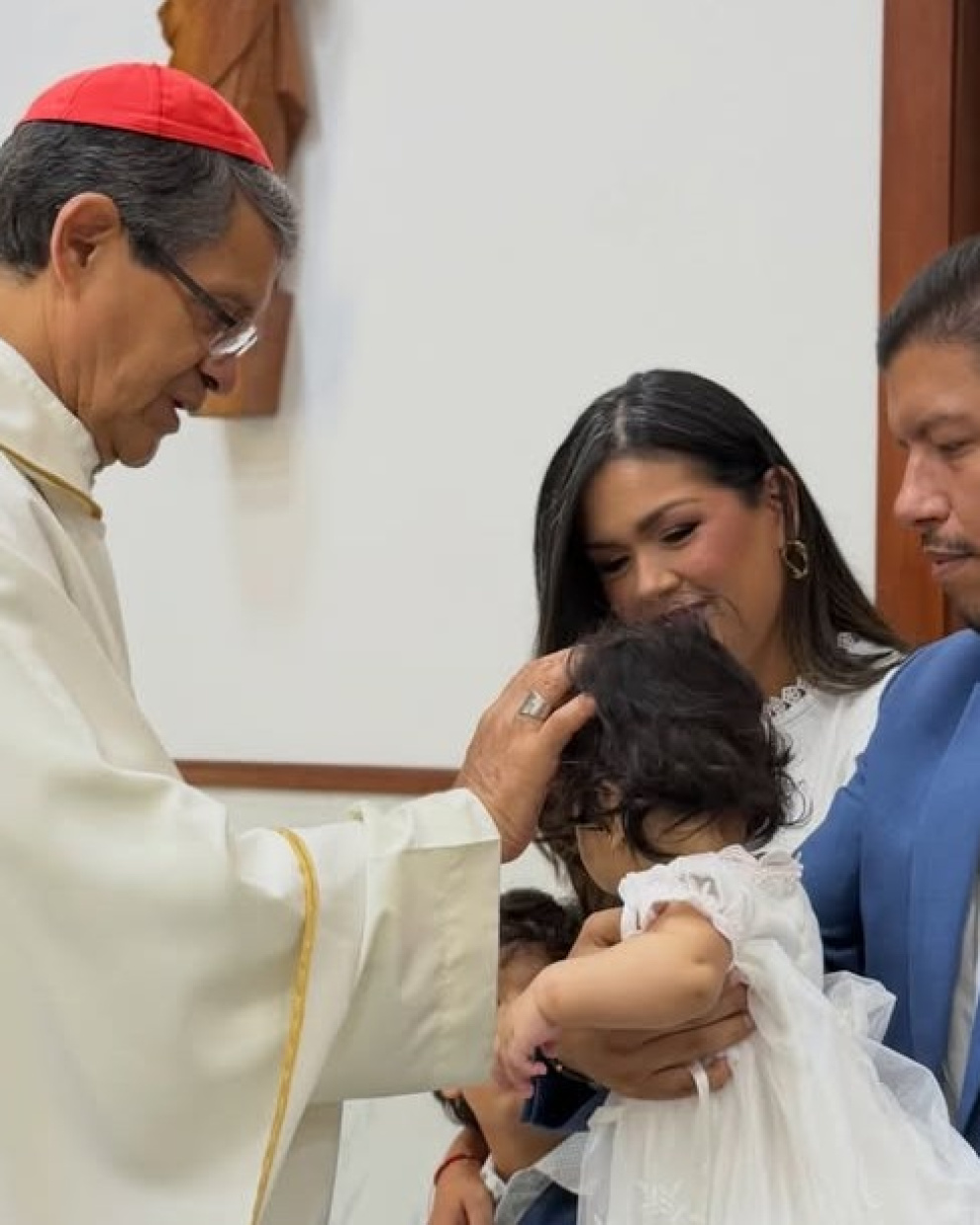 El cardenal Luis Gerardo Cabrera bautizó a la niña. Con los padres, Titi y Efrén.