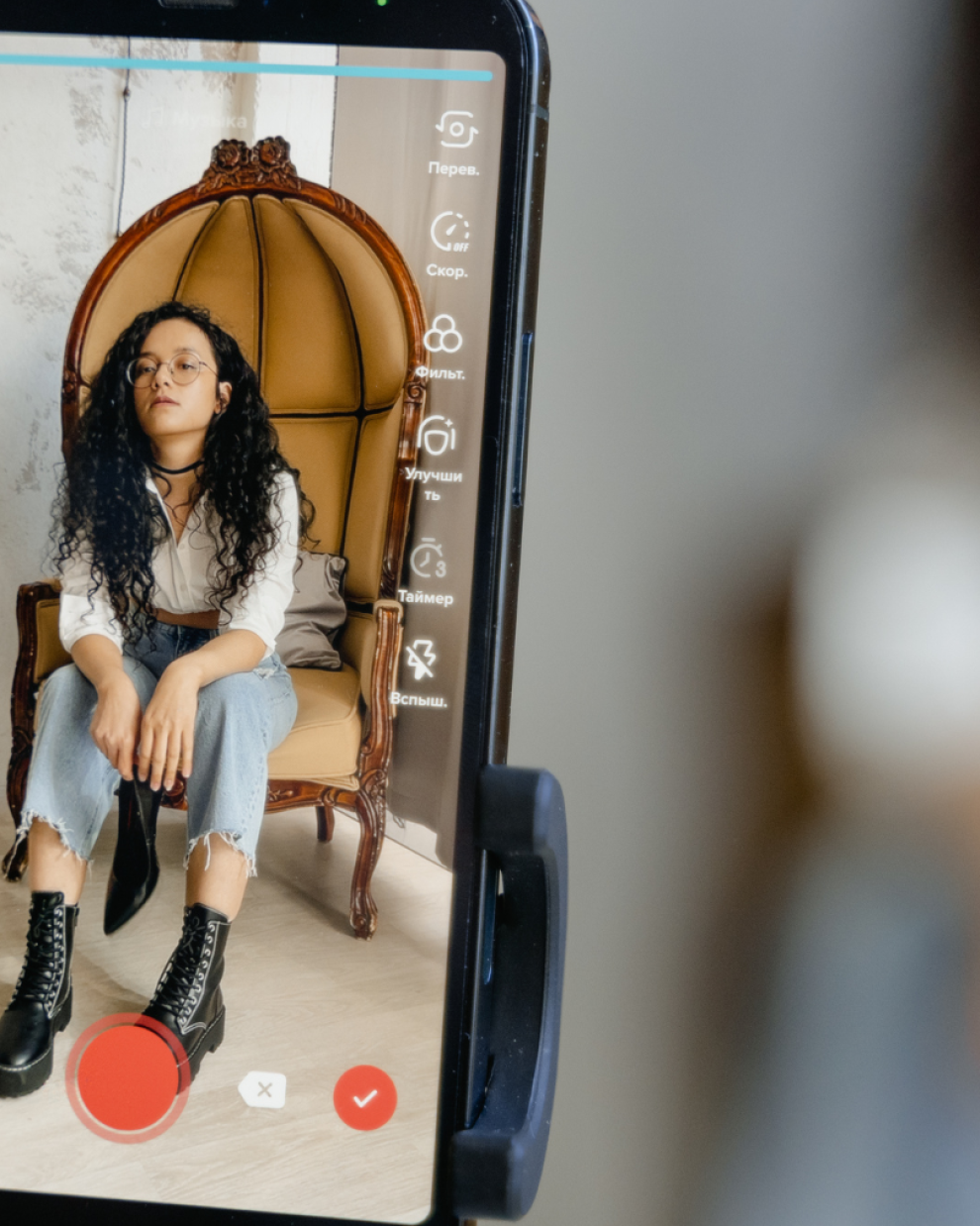 Las marcas ya no compiten por transmitir información, sino por generar interacción y convertirse en parte de la cultura juvenil.