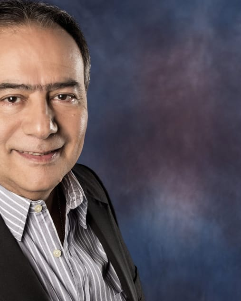 El cantante posee una hermosa voz e interpreta varios géneros.