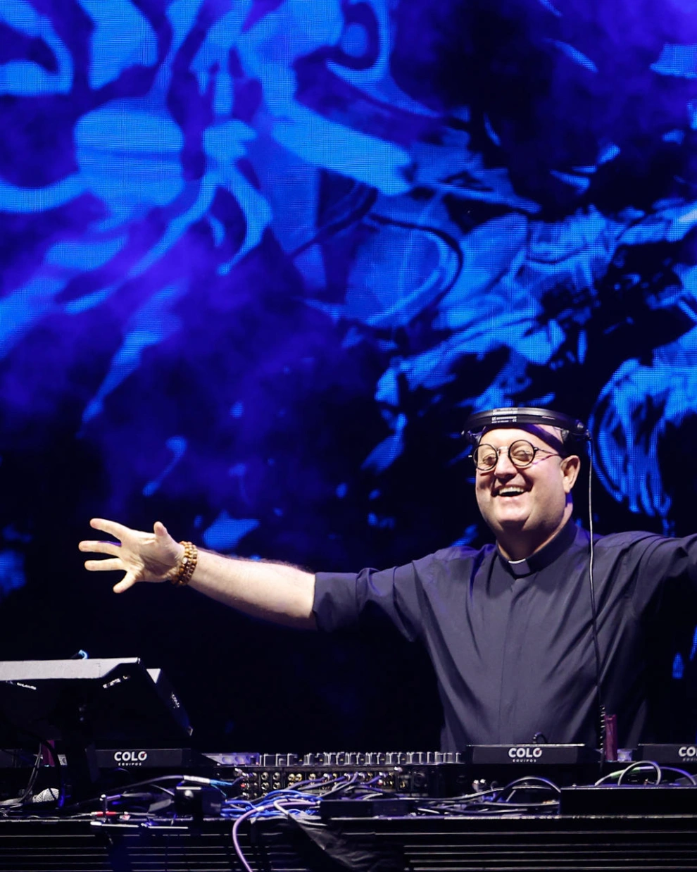 El sacerdote Guilherme Peixoto rindió homenaje al Papa con música en Plaza de Mayo.