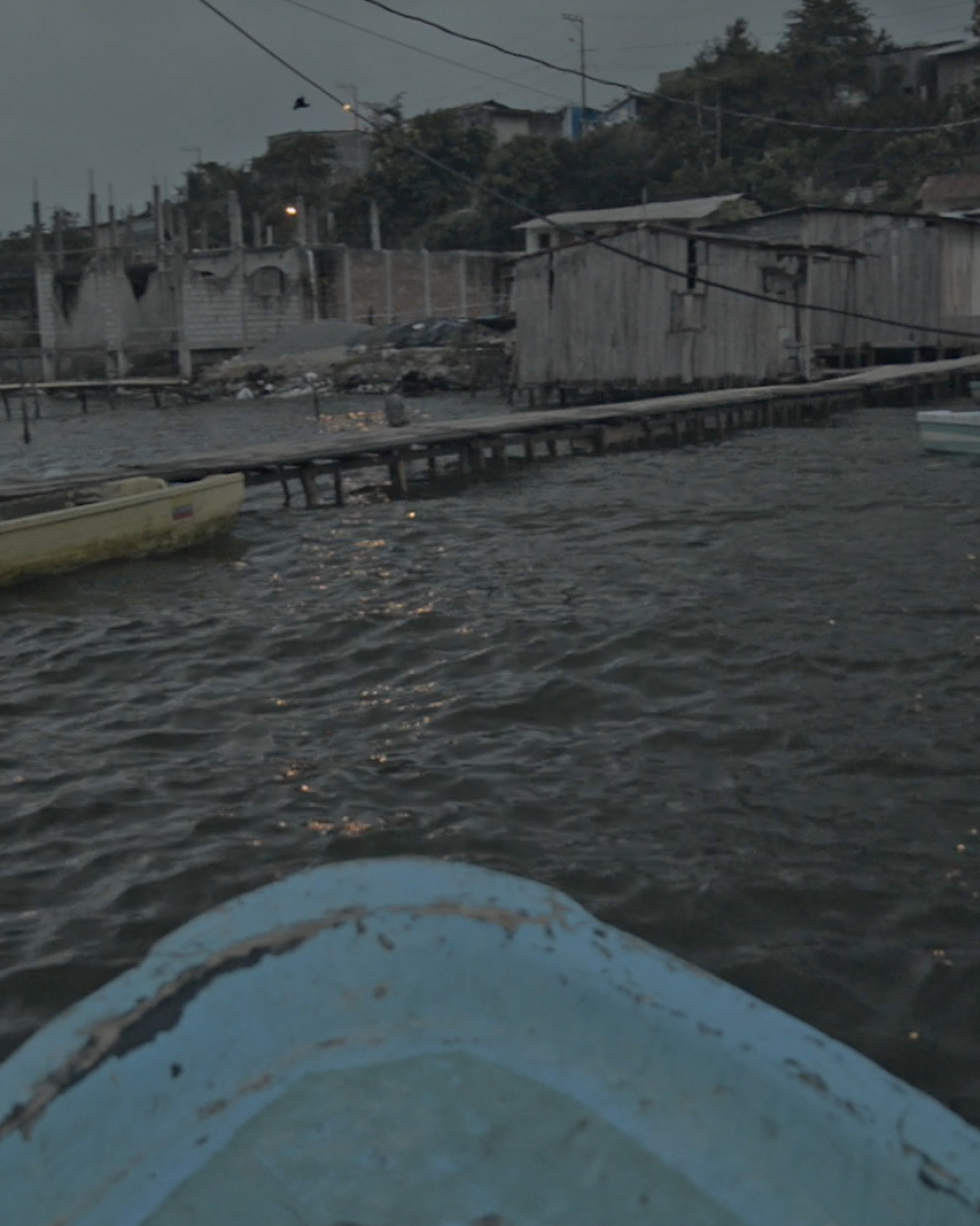 Las imágenes acompañan el trayecto por el río y registran los vestigios de lo que alguna vez fue el muelle y las viviendas que se asentaban junto a la ribera.