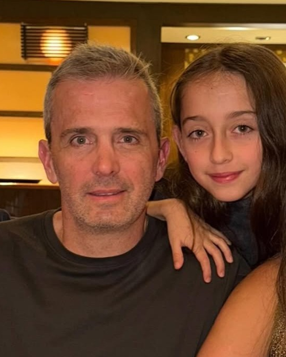 Denisse Molina con su esposo e hijos.