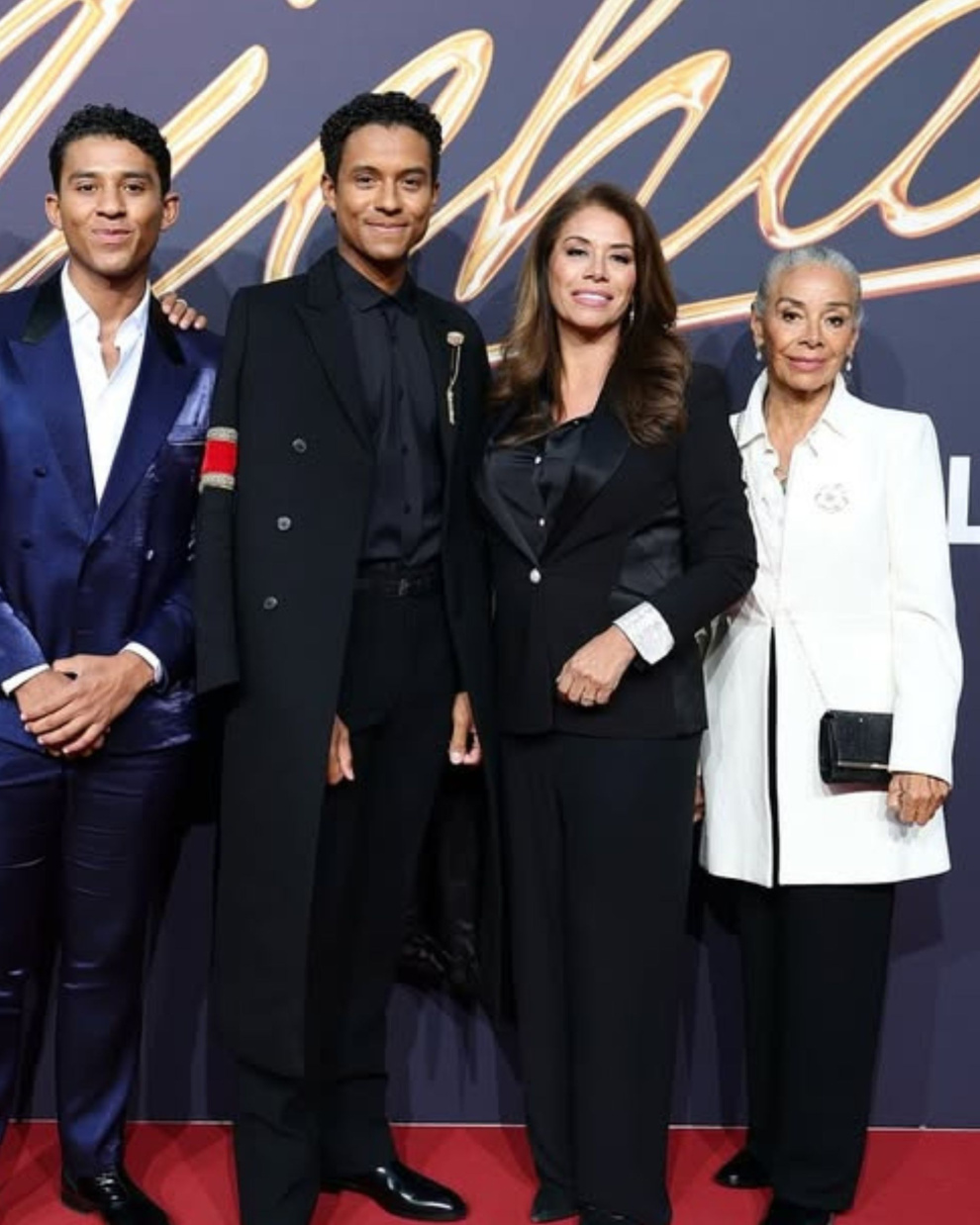 Jafaar Jackson junto a sus hermanos, mamá Alejandra Jackson y su abuela.