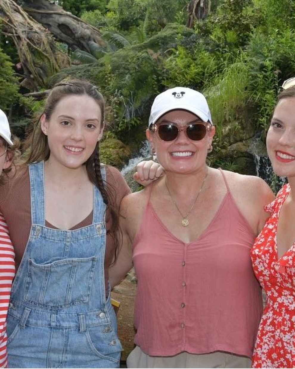 Úrsula Strenge con sus hijas, Cristina, Ivanna y Camila.
