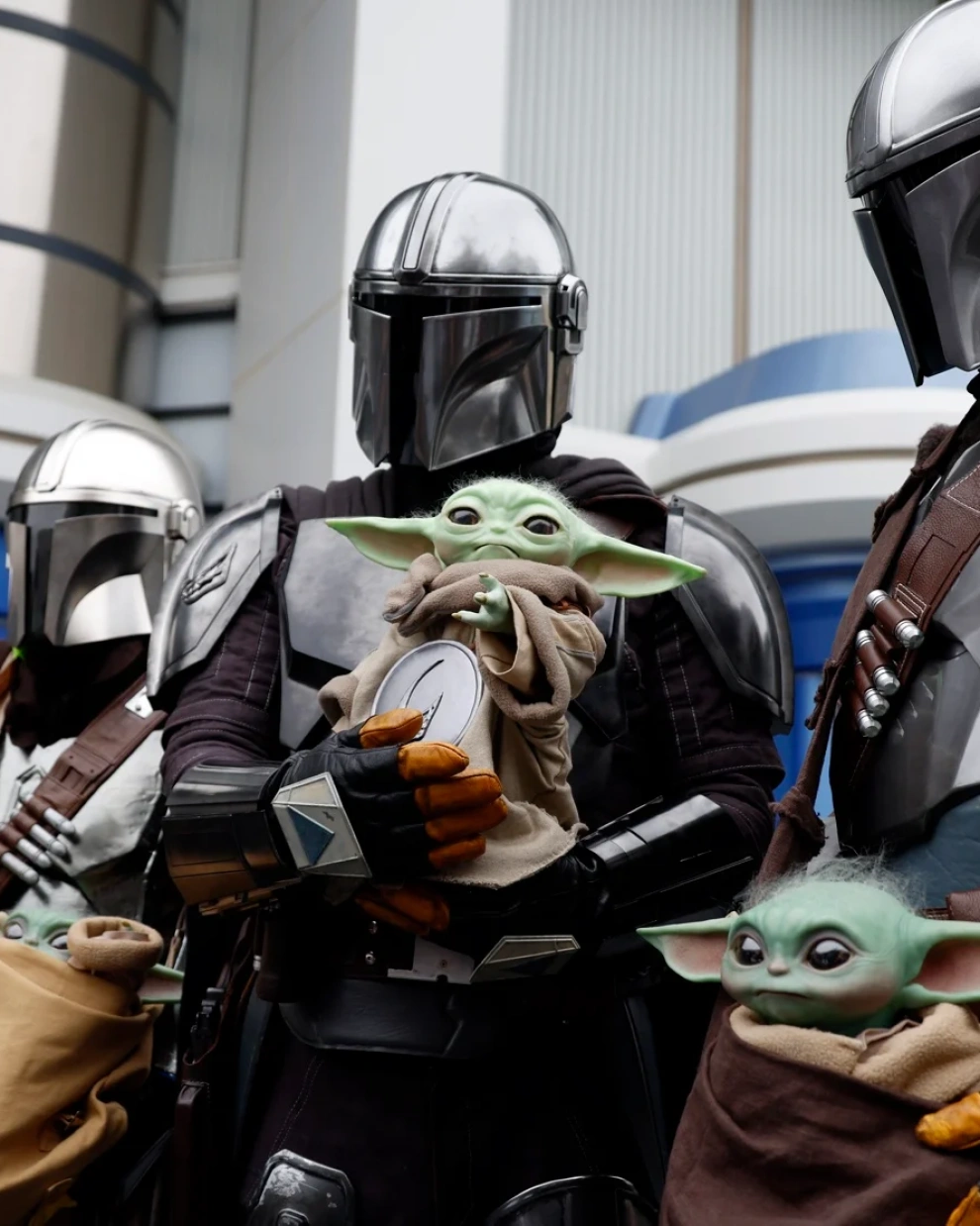 Visitantes caracterizados como personajes de The Mandalorian y Grogu posan frente a la atracción “Star Tours: The Adventures Continue” en Tokyo Disneyland, en Urayasu.