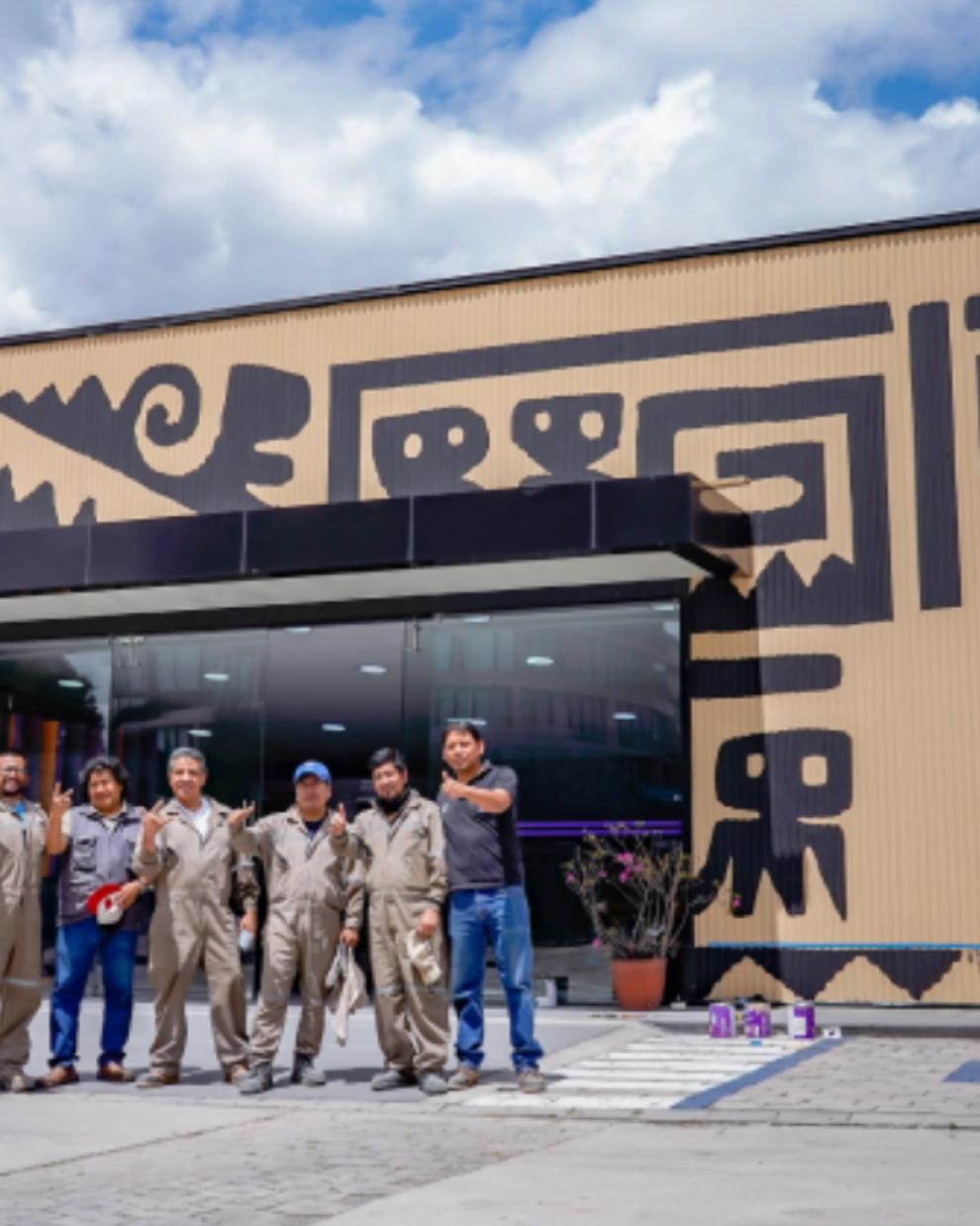 Trabajadores ultiman detalles del mural en el Museo Nacional de Quito, parte del nuevo espacio inmersivo.