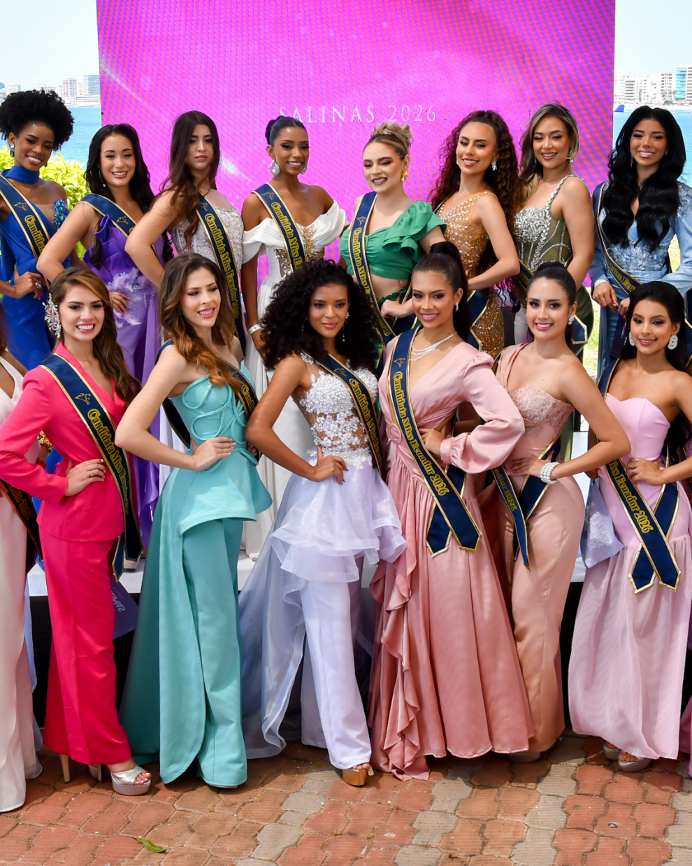 Las aspirantes compartieron escenario con reinas nacionales e invitadas especiales durante la ceremonia de imposición de bandas.