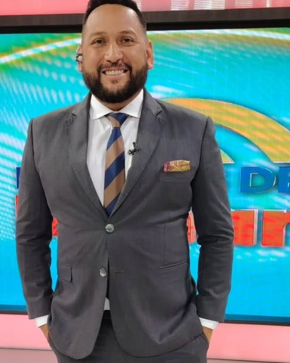 El comunicador continúa al frente de sus espacios informativos mientras promociona Vive Fútbol.