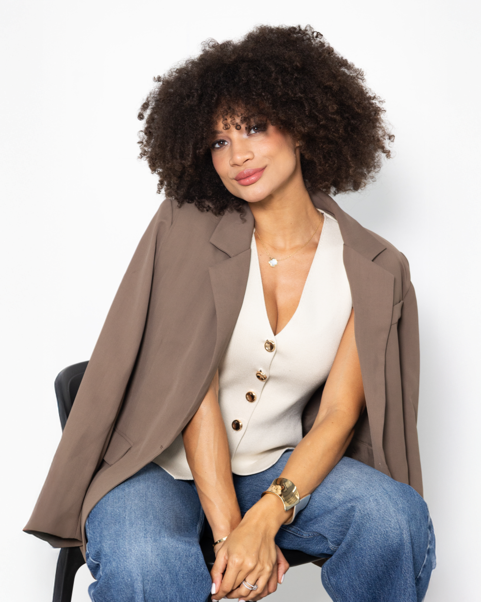 Su afro se ha convertido en una extensión de su personalidad: libre, fuerte y lleno de identidad.